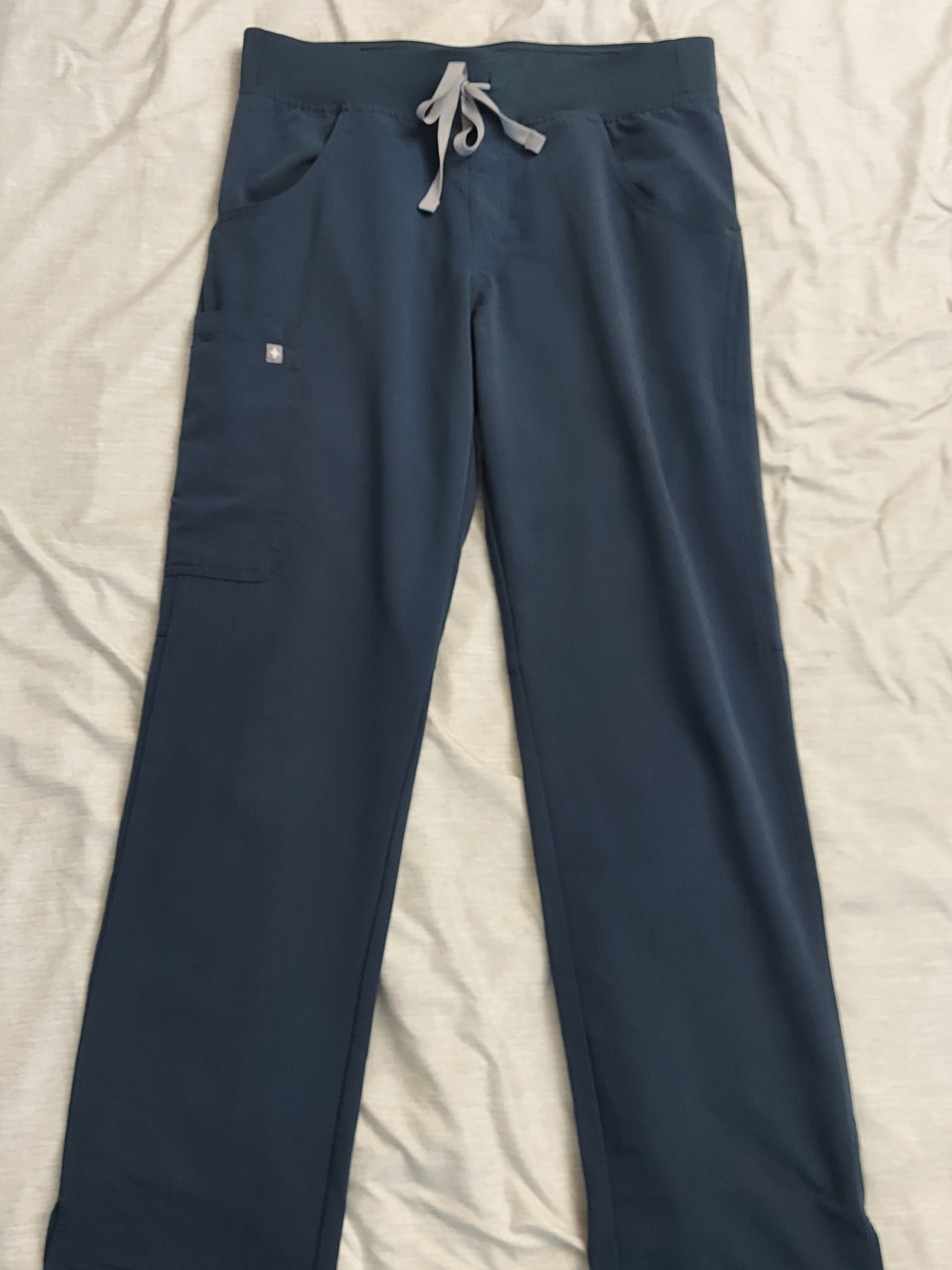 FIGS Kade straight-leg cargo scrub pants in Dark Harbor - Picture 2 of 5